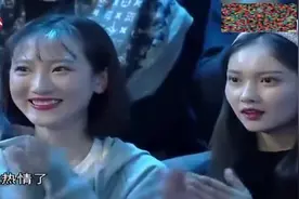 宋小宝身着红色西服爆笑小品，小宝悠着点，台下美女笑岔气了都视频封面