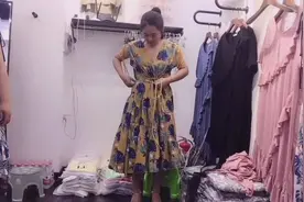 胖姑娘也可以女神范 140斤女孩试穿6款大码气质裙子 哪件适合她？视频封面