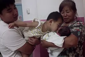 妞宝主动亲刚出生的弟弟，看到他俩手足情深，娘亲感到甚是欣慰