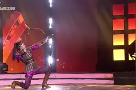 草原姑娘带弓登台，射箭姿势太霸气，一首《天边》展柔情视频封面