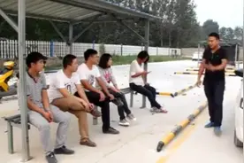 小伙驾校学车，给教练买一条中华烟，把教练整懵圈了，太逗了！视频封面