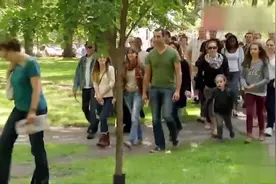 国外恶搞，路人身后贴了一张纸，结果一大群人跟着她走，路人懵圈视频封面