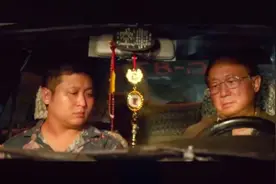 一路顺风：出租司机许冠文骂哭黑道小弟。视频封面