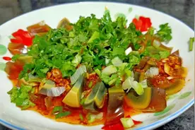 皮蛋很多人不会调料汁，这样做出来的皮蛋麻辣鲜香，开胃下饭视频封面