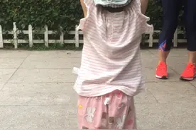 一岁半的小宝宝竟然会玩单杠了，才发了四五个视频就开通原创了视频封面