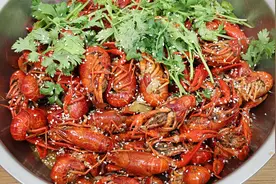 麻辣小龙虾最好吃的做法，3斤龙虾加1瓶啤酒，刚上桌就抢光，真香视频封面
