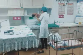 无从下手？医院给刚出生的婴儿洗澡，手法太专业了。视频封面