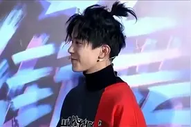 黄子韬逼易烊千玺，让千玺对他说这种话！粉丝狂躁了，他不能爱你视频封面