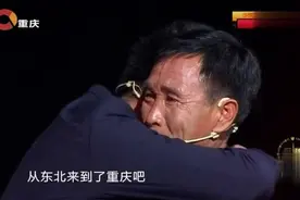 儿子下跪致歉父亲，父亲一边扶他一边泣不成声，瞬间眼眶都红了视频封面