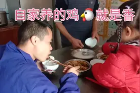 农村过年杀鸡，一只土鸡10斤重，4岁女儿弄菜一家人吃得美滋滋视频封面