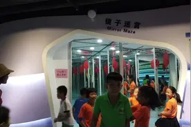 广西南宁：小学生放暑假了，妈妈带孩子走镜子迷宫差点出不去视频封面
