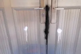 小孩玩皮把邻居家的门喷上油漆了，老唐这样解决，完美视频封面