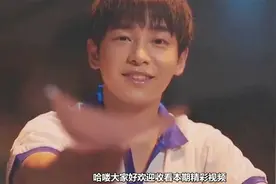 彭彭瘦了！何炅晒彭昱畅腹肌照，被网友diss：好肉的腹肌视频封面