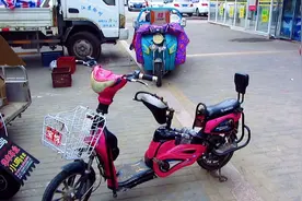 装电池是有规定的.电池方向不能乱放，乱放就会出问题.来了解一下