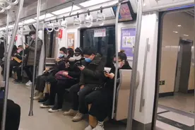 2020年3月13号早八点，实拍地铁6号线早高峰，看看人流量情况！视频封面
