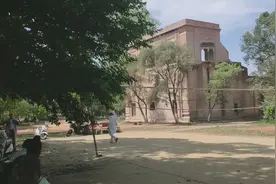 印度随处可见的城市公园 和这个脏乱差的城市太格格不入了视频封面