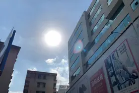 今天4:00拍摄广州的太阳像月亮好多人观看