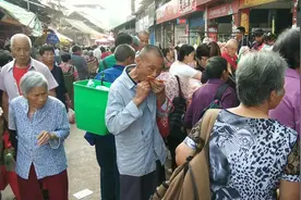 四川南充山脚下，田梅子想摆地摊，看了下市场，你们觉得卖什么好