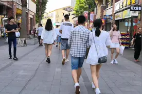 重庆大学城有一条街叫熙街，小伙带你去转转，这里真是美女如云视频封面