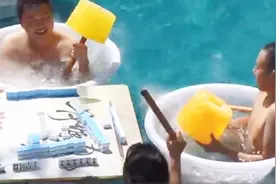 重庆再现花式避暑：坐冰桶内吃巨型冰棍打麻将视频封面