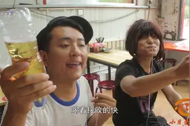 俩小伙饭店吃饭，老板娘却不让自带酒水，看俩小伙如何机智应对视频封面