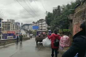 湖南怀化学校放假了，大包小包的带回家，小时候我们也是这样？视频封面