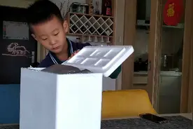 昊哥收到一箱大闸蟹，迫不及待晚上蒸了吃，父子俩感叹太过瘾了！