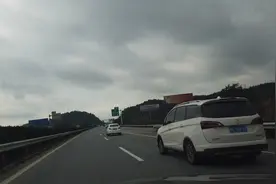 今天桂林泉南高速公路上吓一跳，大家看下这是不是碰瓷的视频封面
