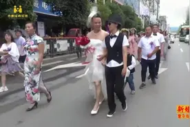 湖南倒插门婚礼，太另类了，新郎穿婚纱，新娘穿西装，看着真搞笑视频封面
