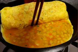 鸡蛋饼这样做才好吃，配上玉米粒，咬一口越爵越香
