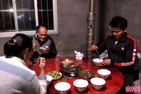 四川农村生活，7个人3菜1汤的晚饭，虽然饭菜简单却吃的开心视频封面
