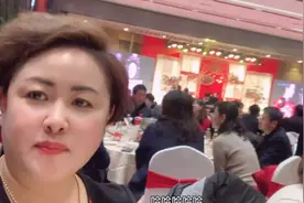 山西晋北婚嫁习俗，准女婿背丈母娘场面热闹，年轻的丈母娘害羞啦视频封面