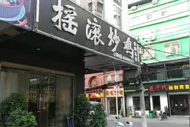 打卡信阳师范学院东门小吃街，传闻天天排队的卷凉皮，到底多好吃