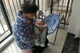 奶奶给糖糖揉肚子，帮助孙女排气，看样子还很不愿意躺着视频封面