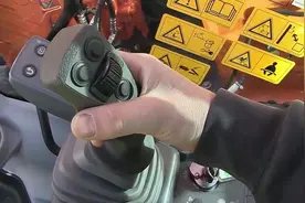 驾驶室里，看司机如何操作挖掘机，看似蛮简单！