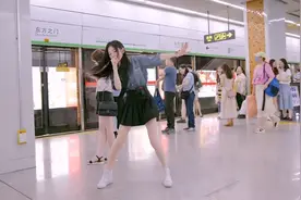 抖音爆红的21岁小姐姐，地铁里再次即兴舞蹈，后面大爷表情亮了！视频封面