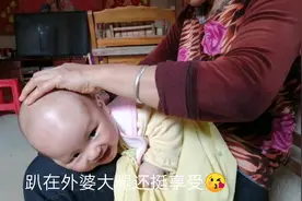 广西农村为什么都喜欢给宝宝剃光头，光秃秃的像啥，宝宝高兴坏了视频封面