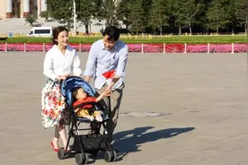 今天上午，天安门广场来了两位演员，那位女演员是谁