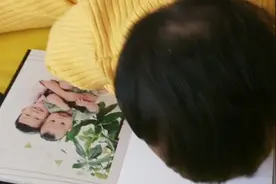 六个月才把宝宝百日照片拿回，宝宝看见自己的照片激动的亲来亲去视频封面