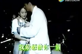 钟镇涛《当你靠着我》章小蕙和儿子罕见现身MV，那时是幸福的一家视频封面