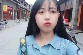 中二妹子去买古装鞋显尴尬，38码的脚说着好丢人，小袜子可爱吗？视频封面
