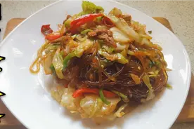 圆白菜炒粉条要这样做，怪不得以前炒粉条老粘锅，技巧全在粉条上视频封面