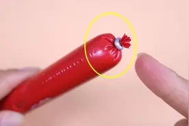 每根火腿肠的铝环下方都藏个“小机关”，轻轻一拉，火腿完整打开视频封面
