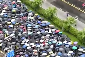 放肆！香港暴徒用镭射枪照解放军驻港部队总部视频封面