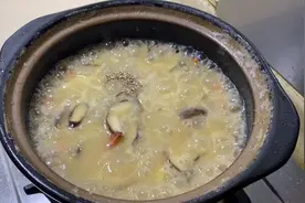 一锅热腾腾的鲜虾蘑菇粥，相当鲜香，简单到看完你也能做上一碗