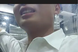 第一届保安网红抽一根华子惹众怒了，停更一个月