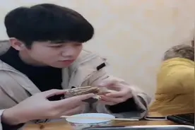 大17岁的哥哥凶妹妹，妹妹忍不住霸气回击，一番话哥哥傻眼了！