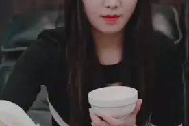 在爱你的人面前不用伪装自己。因为在他眼里，你做什么都是完美的