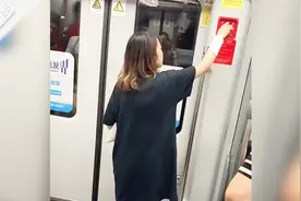 女子砸门还拉应急装置？上海地铁：车门瞬间故障 已展开调查视频封面