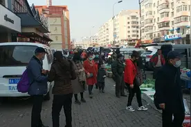 哈尔滨封路解除，难道疫情结束了吗？为何街上如此多的人。视频封面